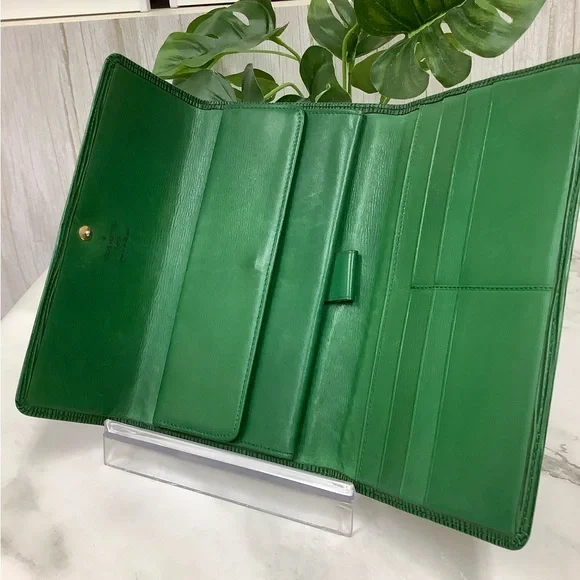 GUC Louis Vuitton Green Epi Sarah Wallet - Picture 3 of 8